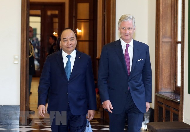 Nhà Vua Bỉ Philippe đón Thủ tướng Nguyễn Xuân Phúc tại Cung Vua. (Ảnh: Thống Nhất/TTXVN)