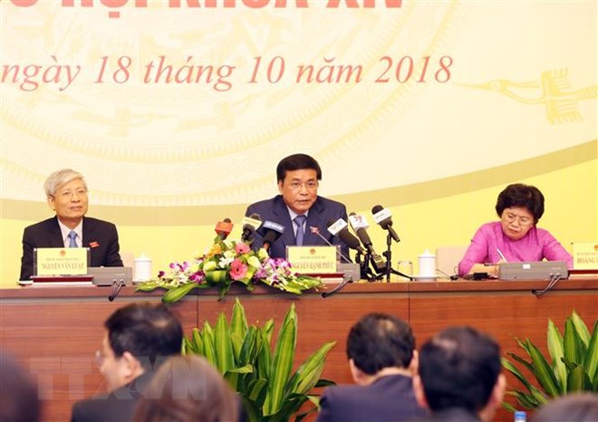 Tổng Thư ký, Chủ nhiệm Văn phòng Quốc hội Nguyễn Hạnh Phúc (giữa) chủ trì buổi họp báo. (Ảnh: Trọng Đức/TTXVN)