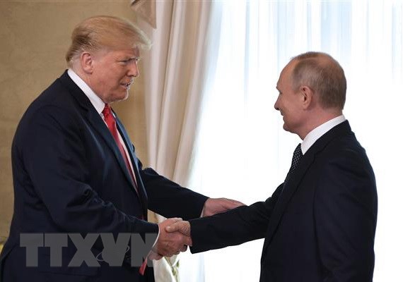 Tổng thống Mỹ Donald Trump (thứ 2, trái) và người đồng cấp Nga Vladimir Putin (phải) trong cuộc gặp thượng đỉnh tại Helsinki, Phần Lan ngày 16-7-2018. (Nguồn: AFP/TTXVN)