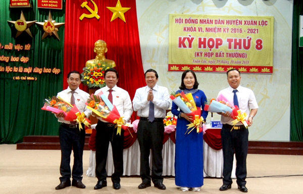 Bí thư Huyện ủy Phạm Văn Thuận tặng hoa cho các đồng chí trúng cử các chức vụ chủ chốt của huyện Xuân Lộc.