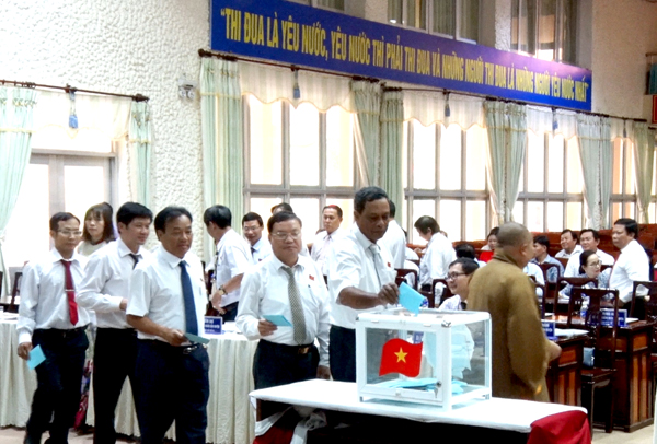 Các đại biểu HĐND huyện bầu các chức danh chủ chốt của HĐND và UBND huyện Xuân Lộc
