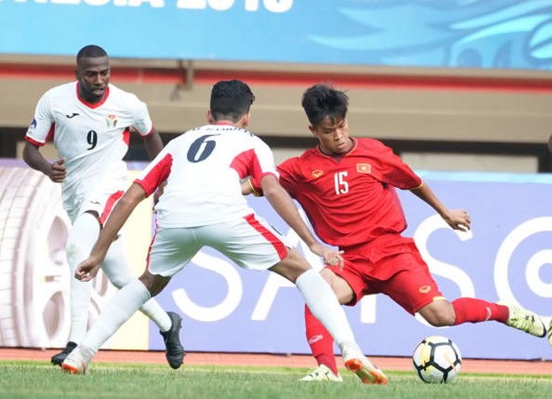 U.19 Việt Nam (áo đỏ) thua ngược Jordan ở trận ra quân. (Nguồn: AFC)