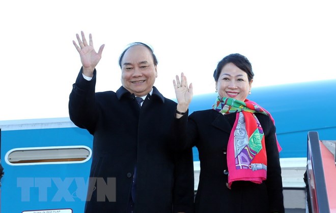 Thủ tướng Nguyễn Xuân Phúc và Phu nhân tại sân bay quốc tế Copenhagen. (Ảnh: Thống Nhất/TTXVN)