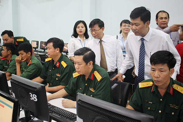 Ông Trần Hoài Phú (ở giữa hàng thứ 2), Phó Cục Trưởng Cục Công tác Phía Nam (Bộ Tư pháp) và ông Viên Hồng Tiến, Giám đốc Sở Tư pháp tỉnh (tay phải hàng thứ 2) động viên các thí sinh tham dự vòng chung kết.