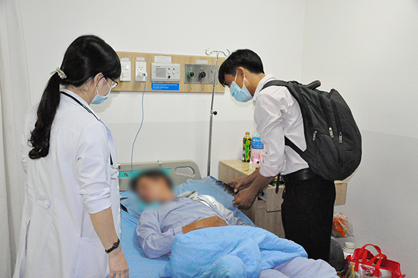 Cán bộ Trung tâm y tế dự phòng tỉnh điều tra ca bệnh sởi tại Khoa Nhiễm Bệnh viện đa khoa Đồng Nai. Ảnh: h.dung
