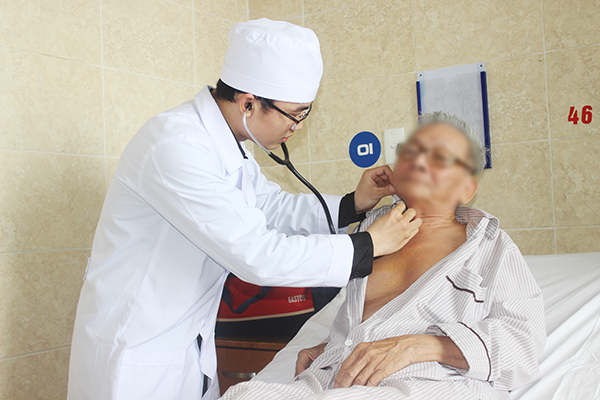 Bác sĩ Bệnh viện đa khoa Đồng Nai đang khám bệnh cho người dân trong tỉnh (ảnh minh họa).