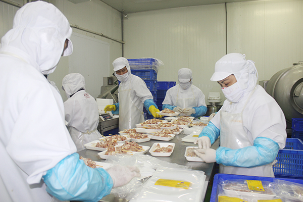 Công nhân Công ty TNHH Koyu & Unitek đóng gói sản phẩm chế biến từ thịt gà.