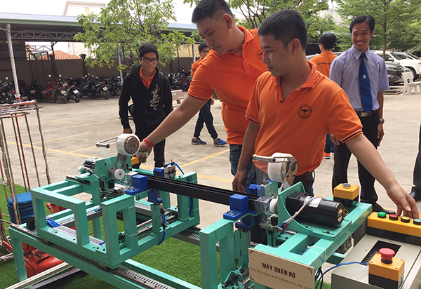 Sinh viên Trường đại học Lạc Hồng nghiệm thu đề tài máy bó cuốn thanh nhôm tự động chuyển giao cho Công ty TNHH Lixil Global Việt Nam Ảnh: C.NGHĨA