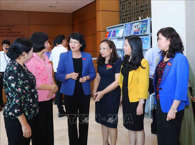 Quyền Chủ tịch nước Đặng Thị Ngọc Thịnh với các nữ đại biểu Quốc hội. Ảnh: Phương Hoa - TTXVN