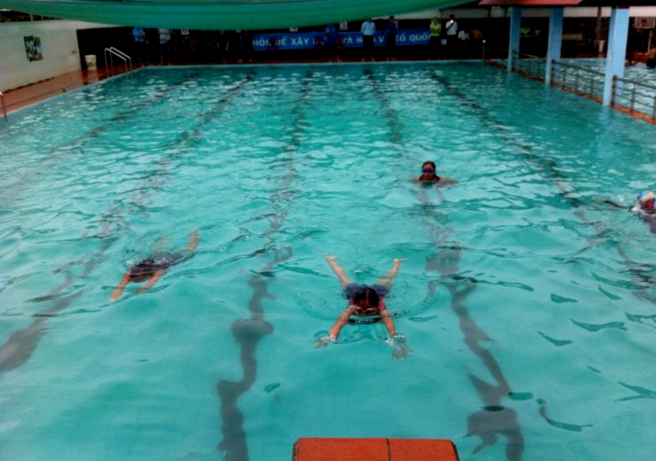 Các em học sinh tham dự giải bơi huyện Cẩm Mỹ