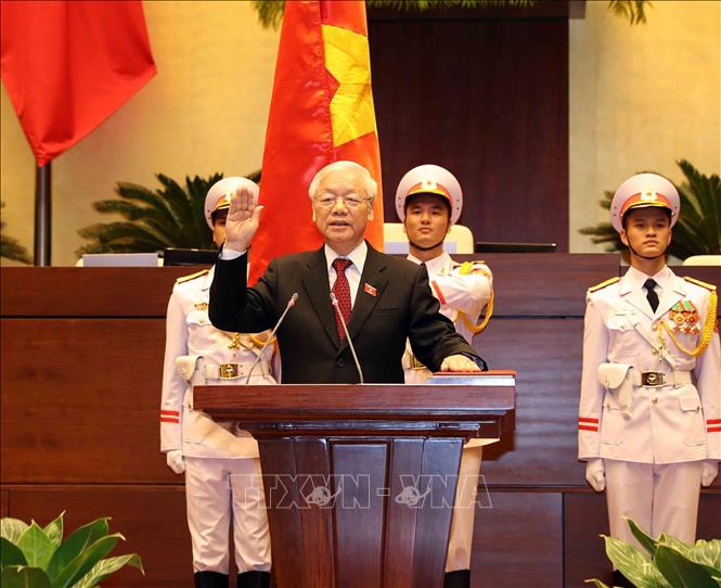 Tổng Bí thư Nguyễn Phú Trọng, Chủ tịch nước CHXHCN Việt Nam nhiệm kỳ 2016-2021 thực hiện nghi thức tuyên thệ nhậm chức trước Quốc hội, đồng bào và cử tri cả nước. Ảnh: Trí Dũng - TTXVN