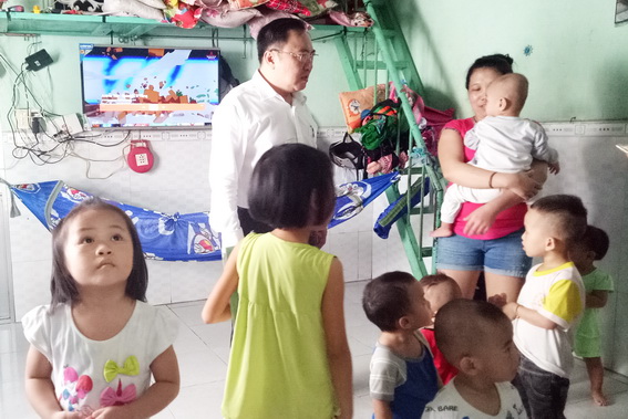Giám đốc Sở Y tế Phan Huy Anh Vũ thăm hỏi, nắm tình hình về phòng chống dịch tại một điểm giữ trẻ tự phát ở xã Phước Thiền