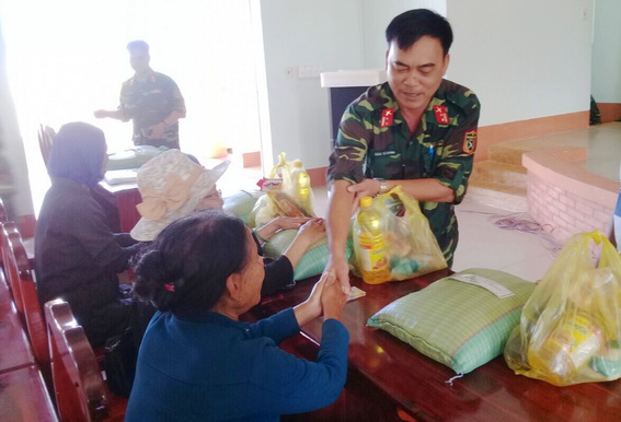 Đoàn cán bộ Trung đoàn 1 (Sư đoàn 9) tặng quà cho gia đình chính sách xã Xuân Quế, huyện Cẩm Mỹ (ảnh: Quang Tưởng)