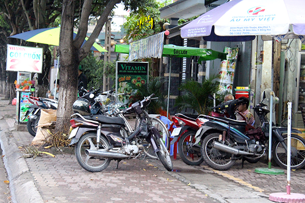 Tuy nhiên, cách đó không xa, cũng trên đường Phan Trung (TP.Biên Hòa), vỉa hè lại bị chiếm dụng để làm nơi giữ xe.