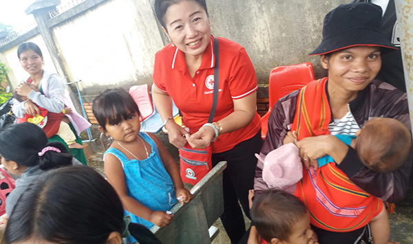 Chủ tịch Hội Chữ thập đỏ tỉnh Đỗ Thị Phước Thiện thăm hỏi, tặng quà cho trẻ em người dân tộc thiểu số tại xã Thanh Sơn, huyện Tân Phú