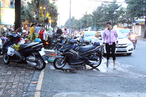 Tương tự, nhiều xe máy được dựng quá giới hạn vạch vàng tại một khu vực vỉa hè đường Võ Thị Sáu (TP.Biên Hòa). (Ảnh chụp vào ngày 23-10-2018)