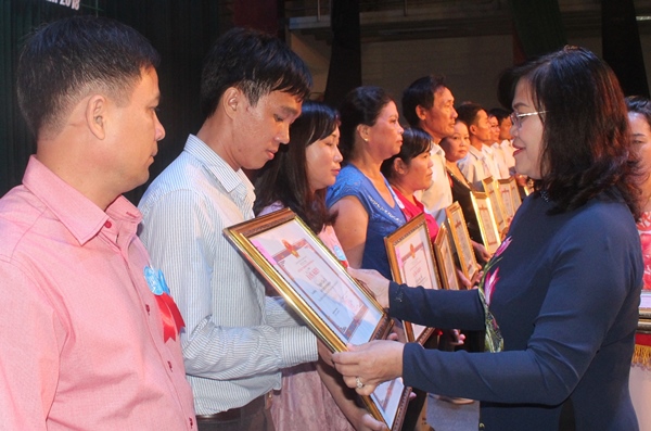 Bà Nguyễn Hòa Hiệp, Phó chủ tịch UBND tỉnh trao bằng khen cho các tập thể và cá nhân 