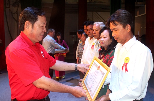 Đại diện Trung ương Hội Chữ thập đỏ Việt Nam trao bằng khen cho các cá nhân nhiều lần hiến máu 