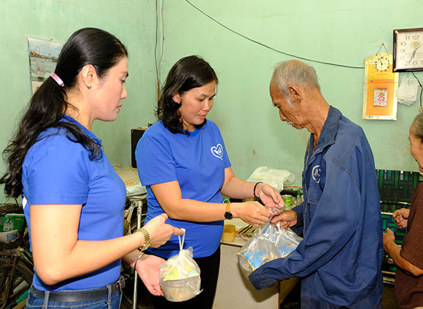 Bà Lê Minh Hòa (giữa) tặng quà cho người cao tuổi có hoàn cảnh khó khăn ở KP.4, phường Quang Vinh (TP.Biên Hòa).
