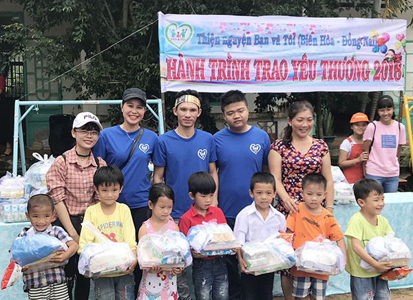 Bà Lê Minh Hòa (thứ 2 từ trái qua) trong những lần đi tặng quà cho trẻ em có hoàn cảnh khó khăn trong tỉnh.