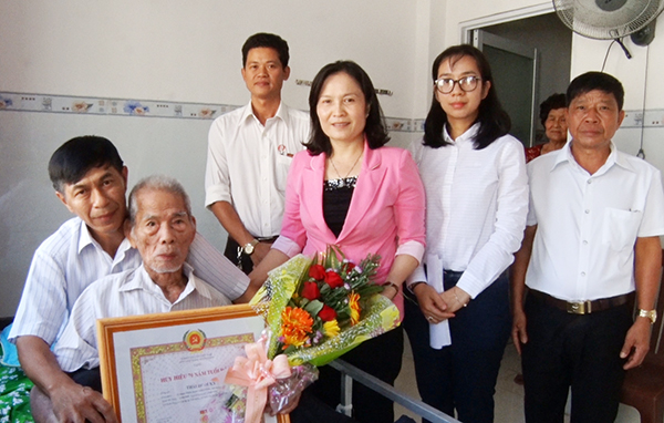 Chủ tịch UBND huyện Xuân Lộc chụp ảnh cùng đảng viên Thái Đình Kỳ