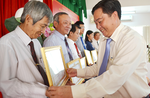 Bí thư Đảng ủy Khối các cơ quan tỉnh Nguyễn Hữu Định trao bằng khen của Tỉnh ủy cho tổ chức cơ sở Đảng đạt trong sạch vững mạnh 5 năm liền 2013-2017.