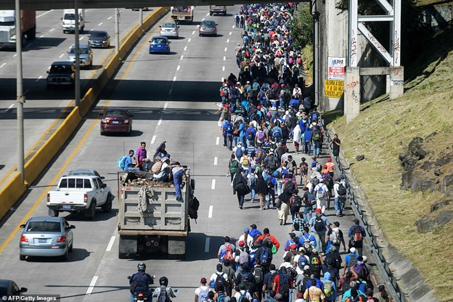 Dòng người di cư tiếp tục đổ tới Mỹ qua Guatemala và Mexico