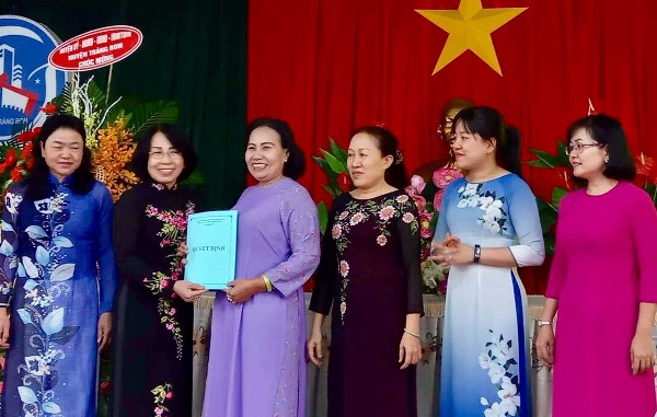 Đại diện Hội Nữ trí thức tỉnh trao quyết định cho đại diện Chi hội Nữ trí thức huyện Trảng Bom (Ảnh: Hội Nữ trí thức tỉnh cung cấp) 