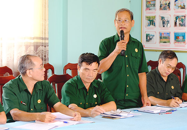 Ông Lê Văn Mỳ, Phó chủ tịch hội cựu chiến binh huyện Vĩnh Cửu góp ý tại hội nghị 