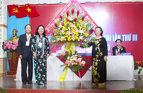 PGS – TS. Nguyễn Thị Ngọc Dung (thứ 2 từ trái qua), Phó chủ tịch Hội Y học Việt Nam tặng lẵng hoa chúc mừng đại hội