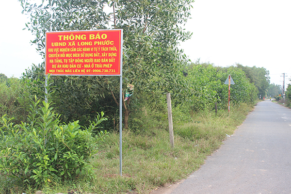 UBND xã Long Phước (huyện Long Thành) cắm biển cảnh báo người dân không mua đất không đủ tính pháp lý.