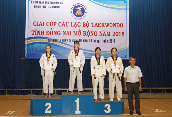 Ban tổ chức trao huy chương cho các võ sĩ đoạt thứ hạng 