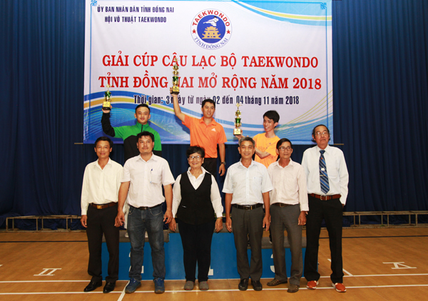 Ban tổ chức cùng các đại biểu chụp hình lưu niệm với 3 CLB dẫn đầu giải.