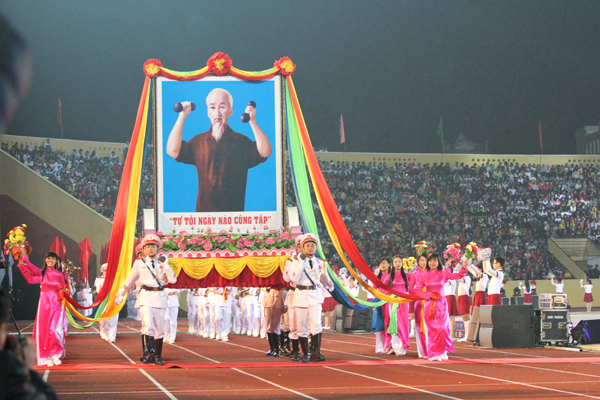 Diễu hành trong Lễ khai mạc Đại hội Thể thao toàn quốc lần thứ 7 tại Sân vận động Thiên Trường (Nam Định).