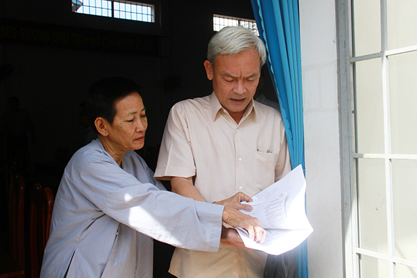 Cử tri gặp gỡ gửi đến kiến nghị đến Bí thư, Chủ tịch HĐND tỉnh Nguyễn Phú Cường