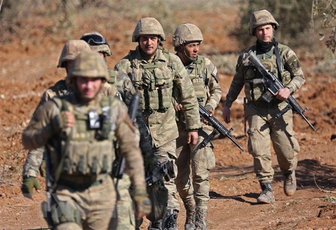Binh sỹ Thổ Nhĩ Kỳ được triển khai tại khu vực Mount Bersaya, phía bắc thị trấn Azaz ở gần biên giới Syria-Thổ Nhĩ Kỳ ngày 29-1-2018. (Ảnh: AFP/ TTXVN)