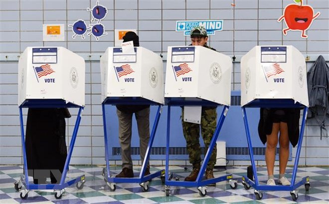 Cử tri Mỹ bỏ phiếu bầu Quốc hội giữa nhiệm kỳ tại điểm bầu cử ở Manhattan, New York, ngày 6-11-2018. (Ảnh: THX/ TTXVN)