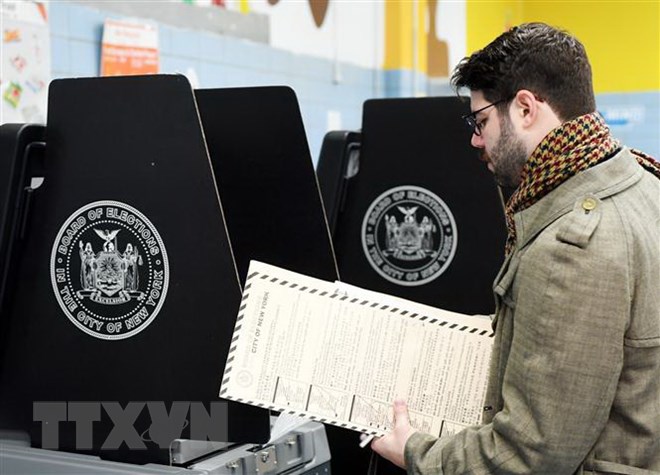 Cử tri Mỹ bỏ phiếu bầu Quốc hội giữa nhiệm kỳ tại điểm bầu cử ở Manhattan, New York, ngày 6-11-2018. (Ảnh: THX/TTXVN)