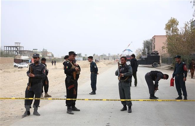 Lực lượng an ninh Afghanistan điều tra tại hiện trường một vụ tấn công ở Kabul ngày 31-10-2018. (Ảnh: THX/ TTXVN)