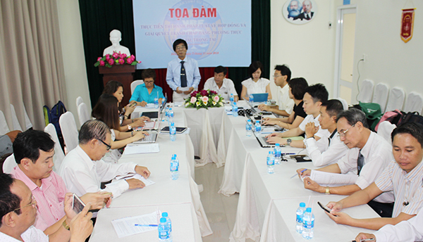 Vụ Phó Vụ Pháp luật dân sự - kinh tế (Bộ Tư pháp) và tổ chức Dự án JICA tại Việt Nam khảo sát đánh giá thực tiễn áp dụng pháp luật về hợp đồng và giải quyết tranh chấp bằng phương thức ngoài Tòa án (trọng tài thương mại) tại Đoàn luật sư tỉnh vào sáng ngày 7-11.