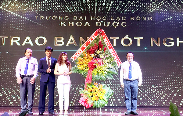 TS.Phan Huy Anh Vũ, Giám đốc Sở Y tế tặng hoa chúc mừng khóa dược sĩ đại học đầu tiên của Trường đại học Lạc Hồng ra trường.