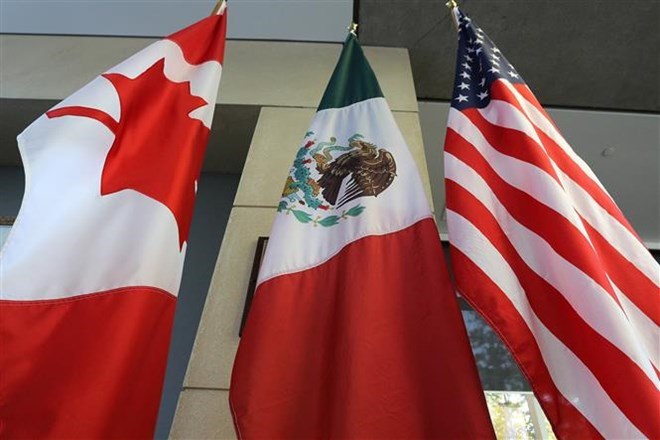 Quốc kỳ Canada, Mexico và Mỹ tại vòng 3 tái đàm phán NAFTA ở Ontario, Canada ngày 24-9-2017. (Nguồn: AFP/TTXVN)