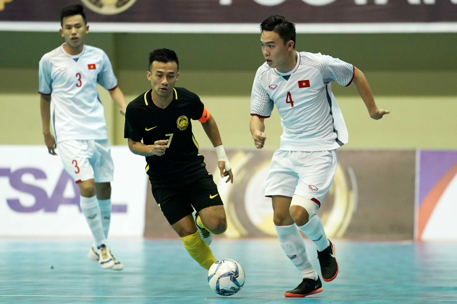 Thua Malaysia trên chấm phạt đền, ĐT futsal Việt Nam (áo trắng) lỗi hẹn với trận chung kết
