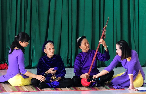 Các nghệ nhân dân tộc Tày biểu đàn tính, hát Then trong ngày hội đại đoàn kết toàn dân tộc ấp Thuận An