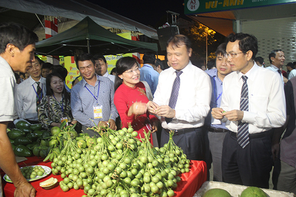 Thứ trưởng Bộ Công thương Đỗ Thắng Hải (thứ 2, từ phải qua) tham quan các gian hàng trưng bày nông sản Đồng Nai tại chợ đầu mối nông sản thực phẩm Dầu Giây (huyện Thống Nhất).