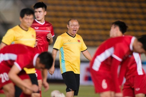 Việt Nam có 2 trận được chơi trên sân nhà. Trong ảnh: HLV Park Hang Seo đang gánh một trọng trách lớn - cùng tuyển Việt Nam biến giấc mơ Vàng AFF Cup 2018 thành hiện thực.