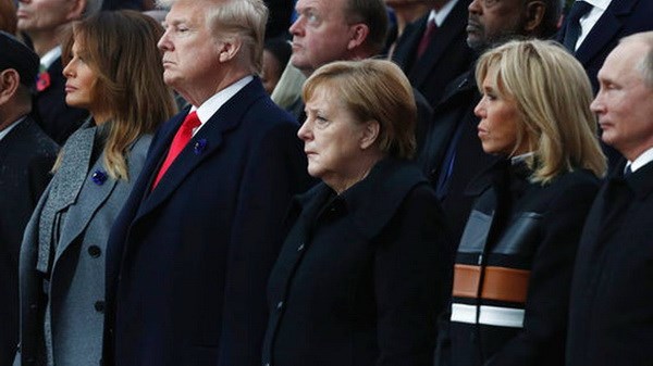 Từ phải qua trái: Tổng thống Nga Vladimir Putin, Phu nhân Tổng thống Pháp Brigitte Macron, Thủ tướng Đức Angela Merkel, Tổng thống Mỹ Donald Trump và vợ Melania Trump tại lễ kỷ niệm ngày 11-11 ở Paris. (Nguồn: AP)