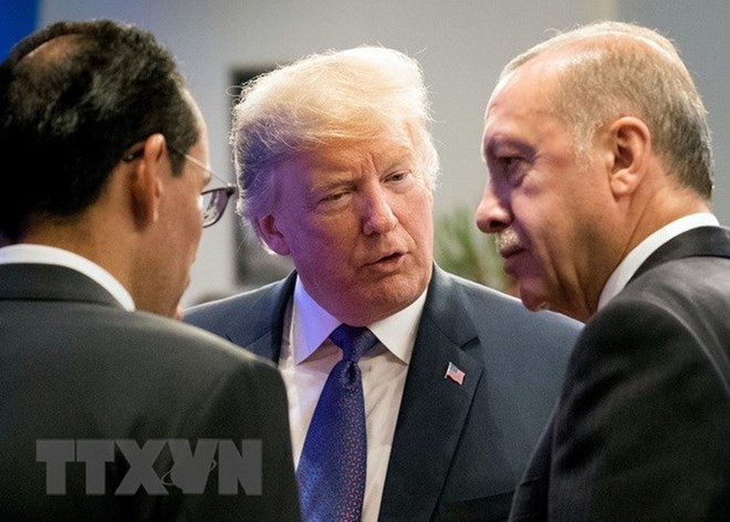 Tổng thống Mỹ Donald Trump (giữa) thảo luận với người đồng cấp Thổ Nhĩ Kỳ Recep Tayyip Erdogan (phải) tại hội nghị thượng đỉnh Tổ chức Hiệp ước Bắc Đại Tây Dương (NATO) ở Brussels, Bỉ ngày 10-7. (Nguồn: AFP/TTXVN)