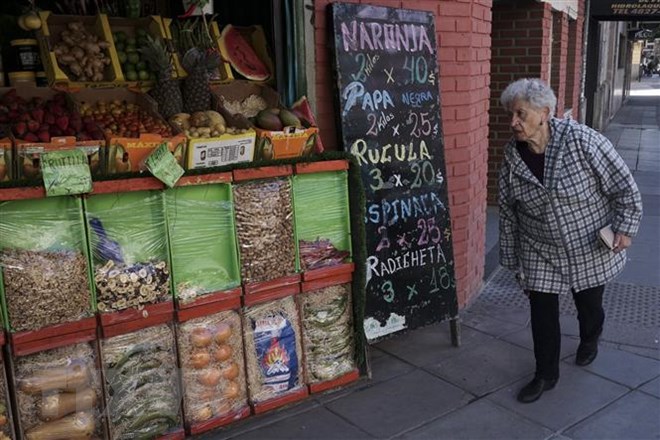 Người dân mua sắm hàng hóa tại cửa hàng ở Buenos Aires, Argentina ngày 4-9-2018. (Ảnh: AFP/TTXVN)