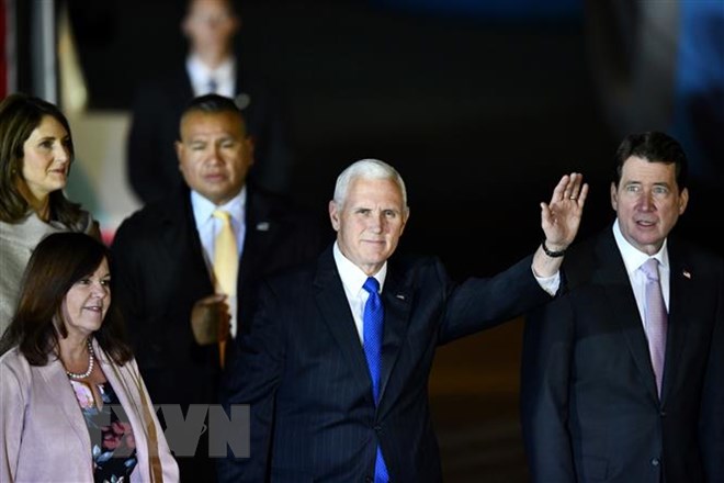 Phó Tổng thống Mỹ Mike Pence (giữa) và phu nhân tới Tokyo, Nhật Bản, ngày 12-11-2018. (Ảnh: AFP/TTXVN)